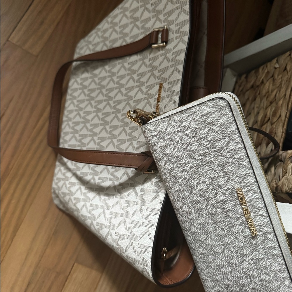 Michael Kors White Logo Tote with Brown Trim and Matching Wallet Set - Picture 5 of 13